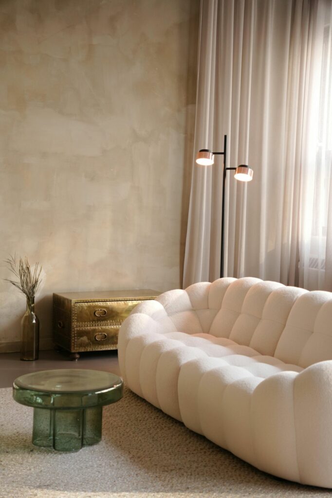 sala minimalista em tons neutros que representa decisão e clareza mental