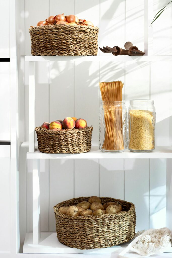despensa organizada com frascos transparentes e cestos